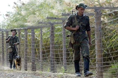 Lính biên phòng Tajikistan tuần tra tại khu vực biên giới ở thị trấn Pyandj, cách thủ đô Dushanbe khoảng 220km. (Ảnh: AFP/TTXVN)