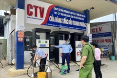 Một cơ sở kinh doanh xăng dầu bị xử phạt do bán xăng kém chất lượng. (Ảnh minh họa: TTXVN phát)