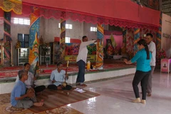 Câu lạc bộ hát Aday ấp 4, xã Xà Phiên tập luyện tại chùa Pô Thi Vong Sa. (Ảnh: Hồng Thái/TTXVN)