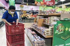 Nhân viên siêu thị Thành phố Hồ Chí Minh cung ứng hàng hóa lên quầy, kệ phục vụ người dân mua sắm. (Ảnh: Mỹ Phương/TTXVN)