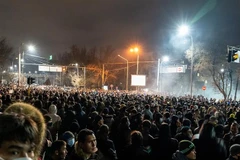 Người biểu tình tập trung tại thành phố Almaty, Kazakhstan nhằm phản đối việc tăng giá khí đốt, ngày 4/1/2022. (Ảnh: AFP/TTXVN)