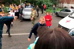 Lực lượng chức năng sơ tán học sinh tại hiện trường vụ xả súng ở trường học thuộc Izhevsk, CH Udmurtia, Nga ngày 26/9/2022. (Ảnh: TASS/TTXVN)