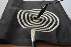 Các nhà nghiên cứu tại Iran đã sản xuất một loại vải nano dẫn điện có đặc tính chống bức xạ có thể được sử dụng trong quần áo điện tử. (Nguồn: IRNA)