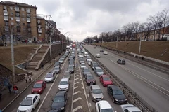 Các phương tiện nối đuôi nhau rời thủ đô Kiev, Ukraine, ngày 24/2/2022. (Ảnh: THX/TTXVN)