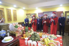Cộng đồng người Việt Nam tại Nga dâng hương tưởng nhớ Vua Hùng tại trung tâm Hà Nội-Moskva. (Ảnh: Trần Hiếu/TTXVN)