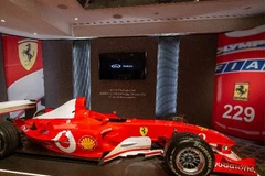 Chiếc Ferrari F2003-GA đoạt giải F1 năm 2003 của Schumacher đã thu về 13,2 triệu USD trong cuộc đấu giá ở Thụy Sĩ. (Nguồn: AFP)
