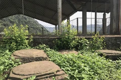 Nhiều hiện vật khai quật có hình dạng và niên đại giống với những hiện vật kiến trúc đất nung được khai quật ở Hoàng thành Thăng Long. (Ảnh: TTXVN phát)