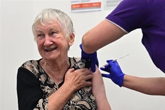 Nhân viên y tế tiêm vaccine ngừa COVID-19 cho người cao tuổi tại Sydney, Australia. (Ảnh: AFP/TTXVN)