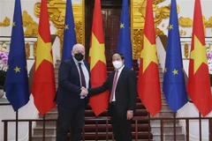 Phó Thủ tướng Lê Văn Thành đón Phó Chủ tịch điều hành Ủy ban châu Âu (EC) Frans Timmermans. (Ảnh: Lâm Khánh/TTXVN)