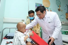 Thủ tướng thăm bệnh nhi đang điều trị tại Bệnh viện Nhi Trung ương