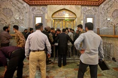 Lực lượng an ninh được triển khai tại nhà thờ Shah Cheragh ở thành phố Shiraz, Iran sau vụ tấn công đẫm máu, tối 26/10/2022. (Ảnh: AFP/TTXVN)