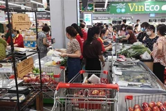 Người dân mua sắm tại siêu thị VinMart - Times City. (Ảnh: Thanh Tùng/TTXVN)
