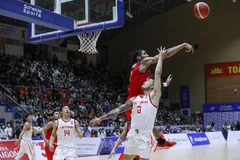 Pha tranh chấp bóng của Trần Đăng Khoa (3, nam Việt Nam) với Derrick Machel (1, nam Indonesia) trong ngày thi đấu thứ sáu của bộ môn Bóng rổ 5x5 (thi đấu cả sân) ở SEA Games 31. (Ảnh: Khánh Hòa/TTXVN)