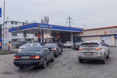 Các phương tiện xếp hàng tại trạm xăng ở Almaty, Kazakhstan, ngày 11/1/2022. (Ảnh: THX/TTXVN)