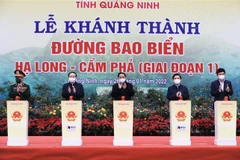 Thủ tướng Phạm Minh Chính và các đại biểu thực hiện nghi thức khánh thành đường bao biển Hạ Long-Cẩm Phả (giai đoạn 1). (Ảnh: Dương Giang/TTXVN)