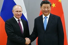 Tổng thống Nga Vladimir Putin và Chủ tịch Trung Quốc Tập Cận Bình chụp ảnh chung trước cuộc hội đàm tại Bắc Kinh. (Ảnh: AP)