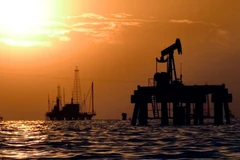 Các giếng dầu ở hồ Maracaibo, phía tây Venezuela. (Nguồn: AP)