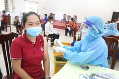 Tiêm vaccine phòng COVID-19 tại điểm tiêm trường Đại học Trà Vinh. (Ảnh: Thanh Hòa/TTXVN)