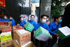 Các đoàn viên, thanh niên Khối các cơ quan Trung ương vận chuyển nhu yếu phẩm hỗ trợ tỉnh Bắc Giang trong đợt cao điểm dịch bệnh COVID-19 tháng 5/2021. (Ảnh: Minh Đức/TTXVN)