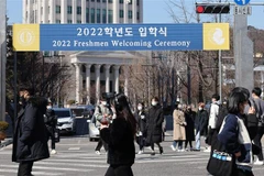 Sinh viên Trường đại học Hankuk trở lại học trực tiếp tại Seoul, Hàn Quốc, ngày 2/3/2022. (Ảnh: YONHAP/TTXVN)