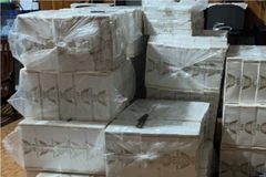 Hàng chục nghìn bao thuốc lá lậu được thu giữ tại nhà của đối tượng Út. (Nguồn: cand.com.vn)