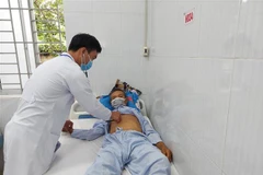 Bác sỹ thăm khám điều trị bệnh nhân ngộ độc rượu. (Ảnh minh họa: Huỳnh Phúc Hậu/TTXVN)