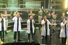 Tiết mục “Khúc quân hành Bệnh viện 175” do Tập thể Y Bác sĩ Bệnh viện 175 và Nhóm múa Phương Việt trình bày. (Ảnh: Thu Hương/TTXVN)