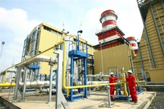 Vận hành hệ thống trong nhà máy điện Nhơn Trach 2. (Ảnh: Huy Hùng/TTXVN)