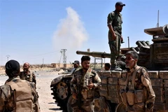 Các lực lượng trung thành với Chính phủ Syria trong một chiến dịch tại tỉnh Deir Ezzor. (Ảnh: AFP/TTXVN)