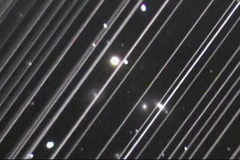 Một hình ảnh thiên văn bị "hoen ố" bởi những đường mòn gây ra bởi vệ tinh của siêu tế bào Starlink của SpaceX. (Nguồn: space.com)