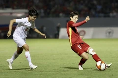 Các nữ cầu thủ Việt Nam giành quyền kiểm soát trận đấu ngay sau tiếng còi khai cuộc. (Ảnh: Hoàng Linh/TXVN)