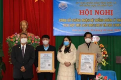 Sở Giáo dục và Đào tạo tỉnh Sơn La nhận bằng chứng nhận Hệ thống quản lý chất lượng tích hợp IMS của Sở đạt tiêu chuẩn quốc tế ISO 9001:2015 và ISO 21001:2018. (Ảnh: Hữu Quyết/TTXVN)