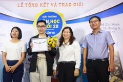 Trao giải Nhì cho tác giả Yang Phan với tác phẩm "Vụn ký ức". (Ảnh: Thu Hương/TTXVN)