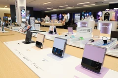 Các mẫu điện thoại Galaxy Z Flip 4 của Samsung Electronics được trưng bày tại một cửa hàng bán lẻ của Samsung ở Seoul, ngày 26/8/2022. (Nguồn: Yonhap) 