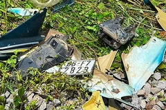 Chiếc xe môtô vỡ vụn sau tai nạn. (Nguồn: plo.vn)