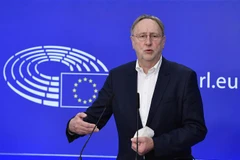 Chủ tịch Ủy ban thương mại quốc tế của Nghị viện châu Âu (EP), ông Bernd Lange phát biểu tại cuộc họp báo ở Brussels, Bỉ ngày 27/4/2022. (Ảnh: AFP/TTXVN)