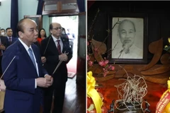 Chủ tịch nước Nguyễn Xuân Phúc dâng hương tưởng niệm Chủ tịch Hồ Chí Minh tại Nhà 67. (Ảnh: Thống Nhất/TTXVN)
