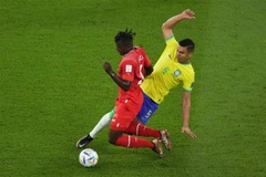 Tiền vệ Casemiro (phải) của Brazil tranh bóng với Breel Embolo của Thuỵ Sĩ. (Ảnh: AFP/TTXVN)