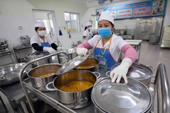 Huy động phụ huynh tham gia giám sát an toàn thực phẩm trong trường học.(Ảnh: Thanh Tùng/TTXVN)