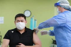 Tiêm vaccine ngừa COVID-19 tại Ulaanbaatar, Mông Cổ. (Ảnh: AFP.TTXVN)