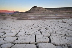 Lòng hồ khô cạn do hạn hán tại Boulder, Nevada, Mỹ, ngày 15/9/2022. (Ảnh: AFP/TTXVN)