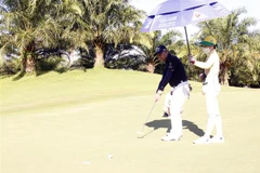 Phó Thủ tướng Chính phủ Lào Kikeo Khaykhamphithoune thể hiện kỹ năng tại giải Golf Hữu nghị Việt-Lào. (Ảnh: Phạm Kiên/TTXVN)