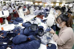 May mũ giầy thể thao tại Công ty Trường Xuân thuộc Công ty TNHH Hóa dệt Hà Tây. (Ảnh: Trần Việt/TTXVN)