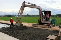 Nhiều đoạn tuyến thuộc Dự án đường cứu hộ, cứu nạn thị trấn Phong Điền-Điền Lộc đang được thi công trở lại sau nhiều năm làm dở dang. (Ảnh: Đỗ Trưởng/TTXVN)