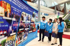 Các đại biểu tham quan Triển lãm "Khát vọng cống hiến - Lẽ sống thanh niên". (Ảnh: Phạm Kiên/TTXVN)