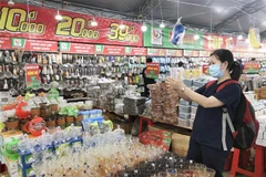 Khu gian hàng "đồng giá" áp dụng cho đa dạng ngành hàng tại Hội chợ. (Ảnh: Mỹ Phương/TTXVN)