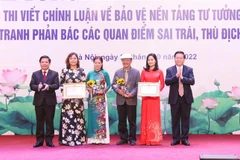 Trao giải Nhất cho các tập thể, cá nhân. (Ảnh: Phương Hoa/TTXVN)