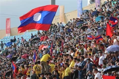 Cổ động viên trên khán đài nhiệt tình cổ vũ cho đội U23 Lào. (Ảnh: Thanh Tùng/TTXVN)