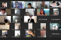 Học sinh trường THPT Trần Nhân Tông, quận Hai Bà Trưng, Hà Nội học trực tuyến. (Ảnh: TTXVN phát)