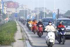 Các phương tiện tham gia giao thông đông trở lại trên đường Âu Cơ, quận Tây Hồ, Hà Nội. (Ảnh: Minh Quyết/TTXVN)